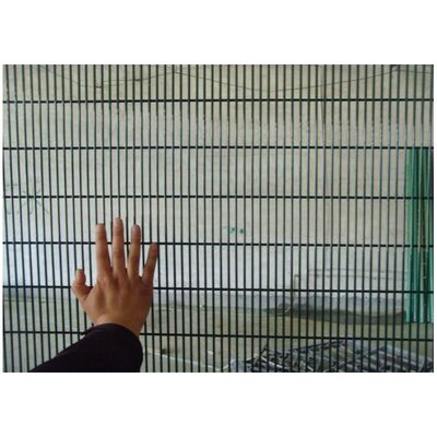Hot Dip Galvanized Security Fencing Anti Climb 358 12.7*76.2mm
